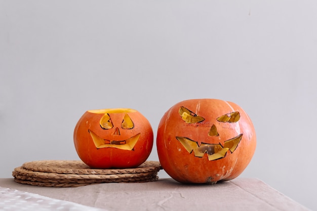 Calabazas de Halloween de miedo con los ojos en la mesa en casa