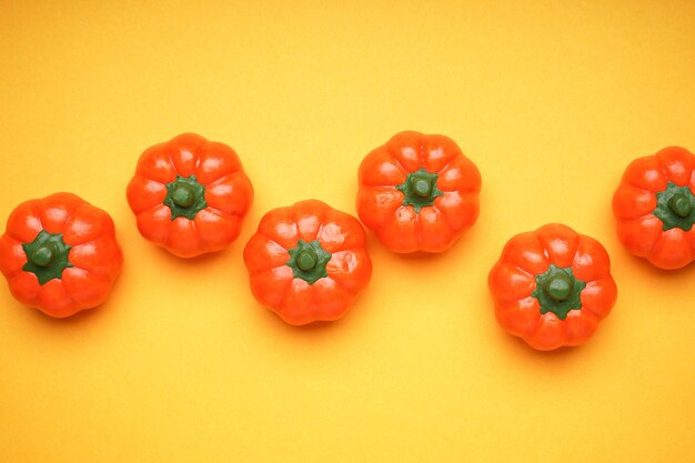 Calabazas de Halloween sobre un fondo amarillo, plano laical.