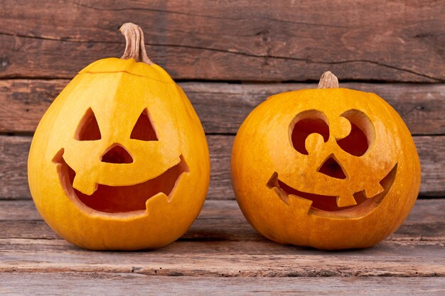 Calabazas de Halloween sobre fondo de madera.