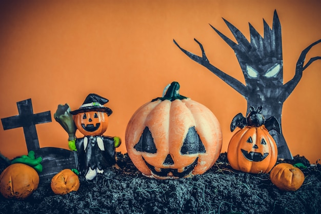 Calabazas de halloween en el suelo