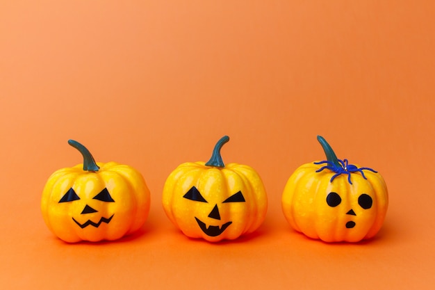 Calabazas de halloween tradicionales con caras de miedo