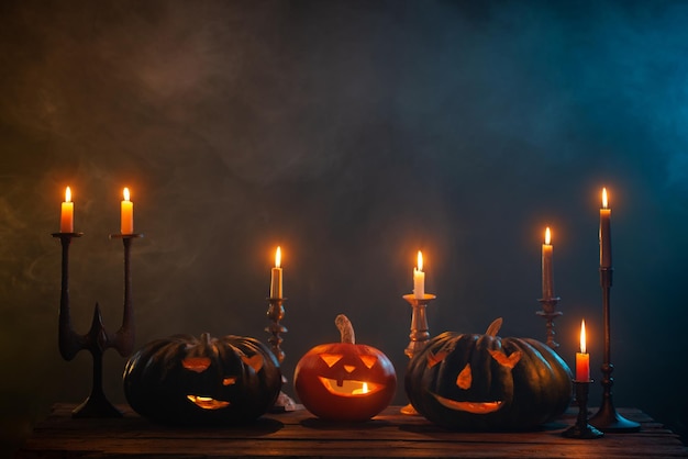 Foto calabazas de halloween con velas encendidas sobre fondo oscuro