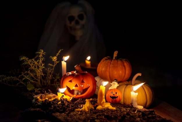 Calabazas de Halloween y velas en madera