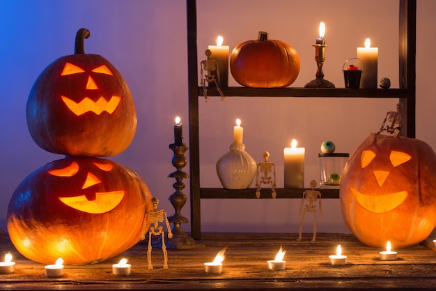 Calabazas de Halloween con velas en la mesa de madera