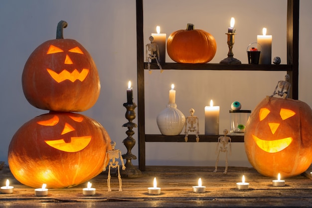 Calabazas de Halloween con velas en la mesa de madera