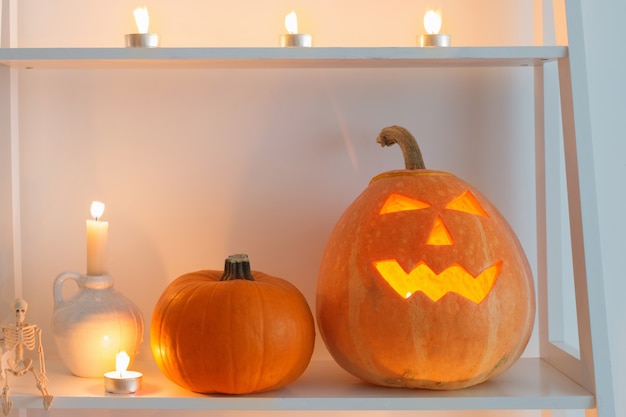 Calabazas de Halloween con velas en la mesa de madera