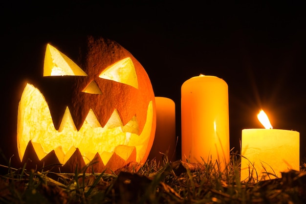 Calabazas de halloween con velas