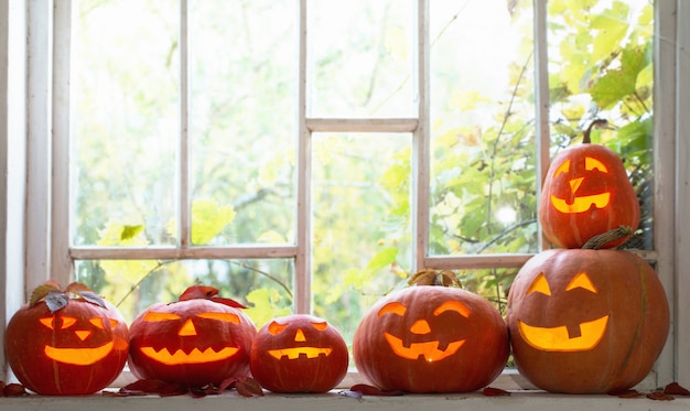 Calabazas de Halloween en la ventana