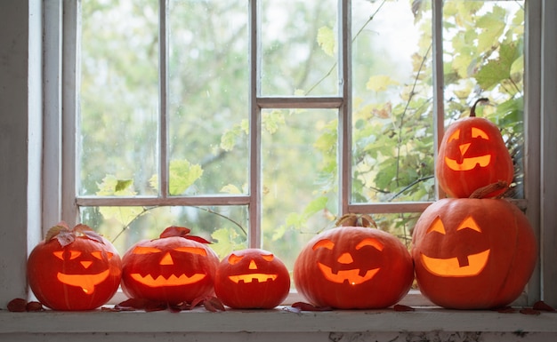 Calabazas de Halloween en la ventana