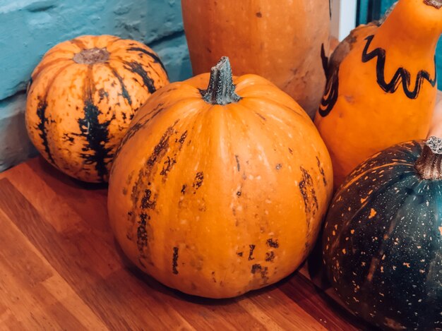 Calabazas en el interior como símbolo de la fiesta de Halloween. Foto de calabazas. Alimentación saludable.