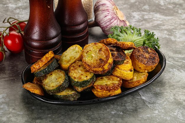 Calabazas jóvenes asadas en el plato