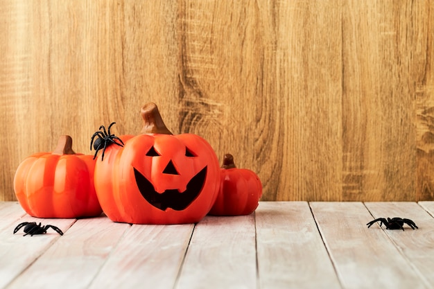 Calabazas en la mesa de halloween