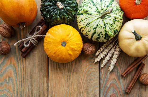 Calabazas en una mesa de madera