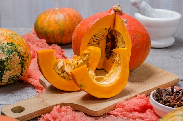 Calabazas en mesa de madera