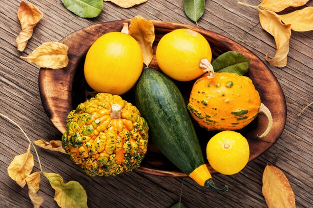 Calabazas en mesa de madera