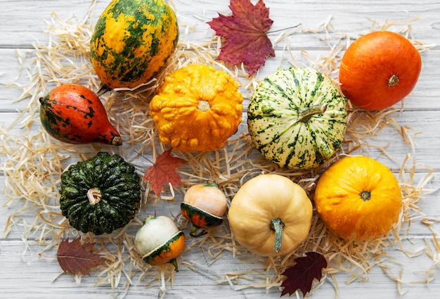 Calabazas en una mesa de madera