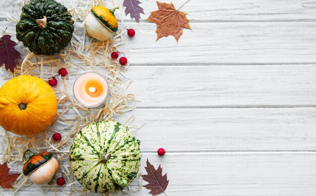 Calabazas en una mesa de madera