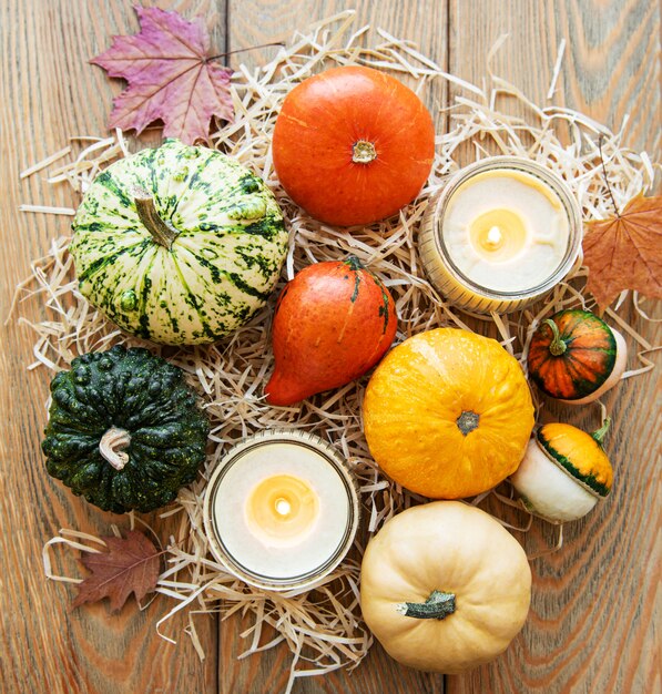 Calabazas en una mesa de madera