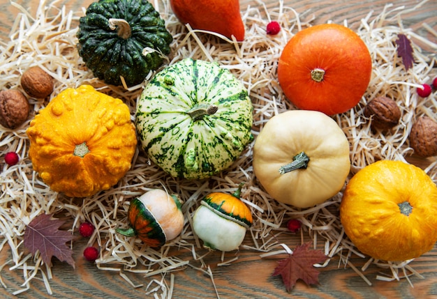 Calabazas en una mesa de madera