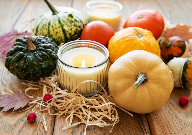 Calabazas en una mesa de madera