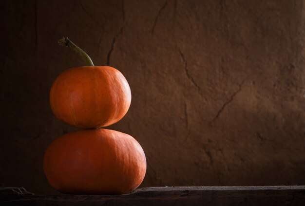 Calabazas en mesa oscura