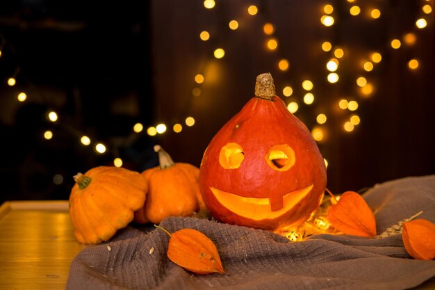 Calabazas naranjas en el fondo y luces borrosas. concepto de halloween. Foto de alta calidad