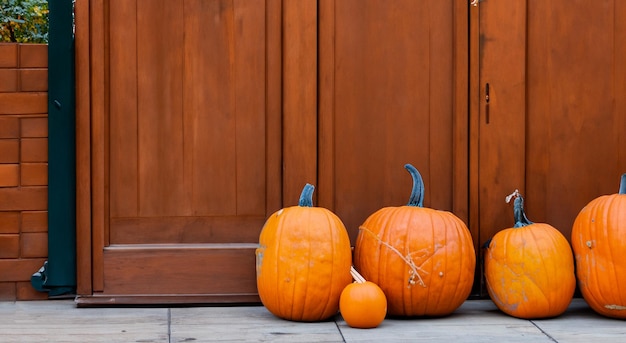 calabazas naranjas frente a un concepto de casa halloween octubre de miedo y terror