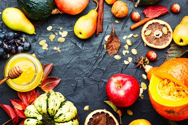 Calabazas de otoño y frutas con hojas caídas.Fondo otoñal