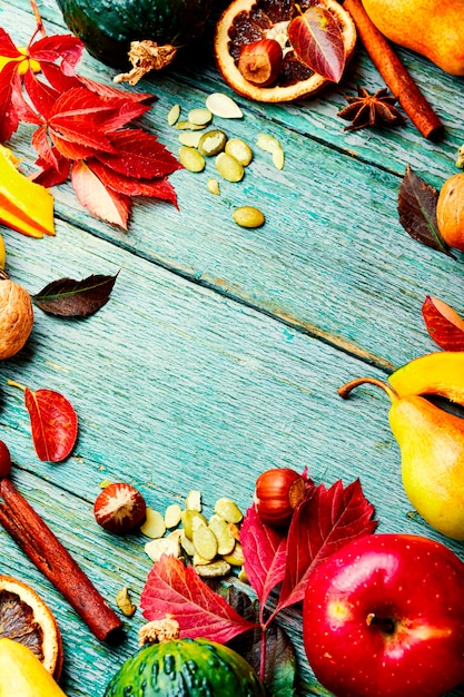 Calabazas de otoño y frutas con hojas caídas.Fondo otoñal