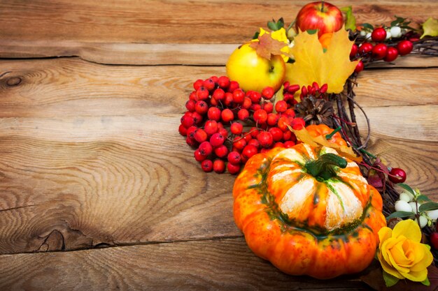 Calabazas de otoño, guirnalda de bayas de serbal, espacio de copia