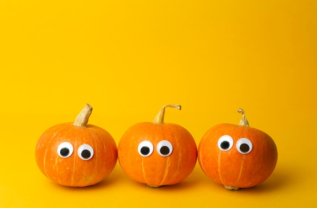 Calabazas de otoño de Halloween sobre un fondo amarillo