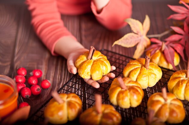 Calabazas de otoño con hojas y bayas