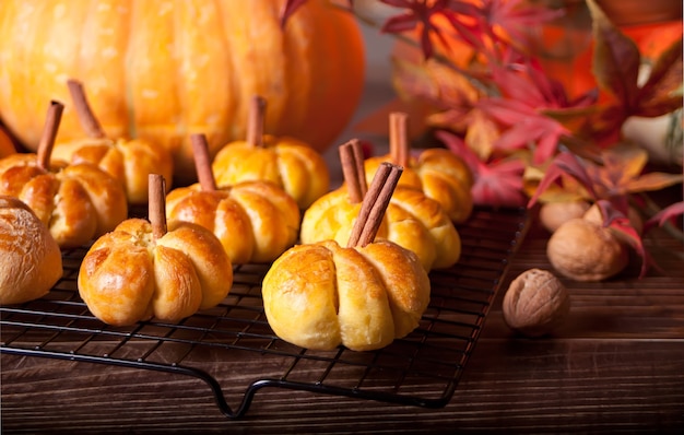 Calabazas de otoño con hojas y nueces