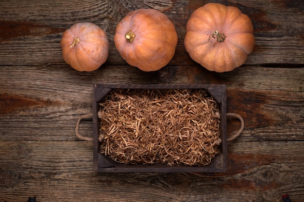 Calabazas de otoño en la mesa de tablero de madera