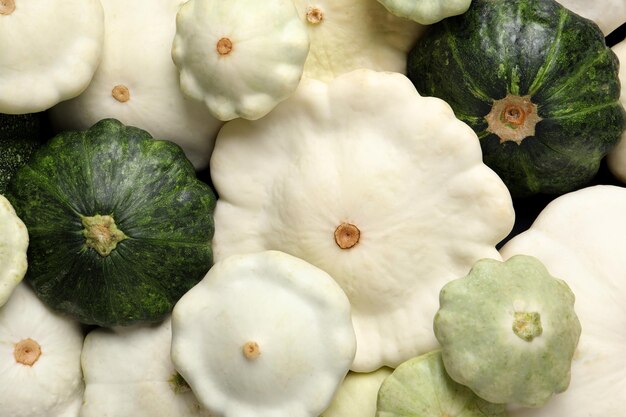 Calabazas pattypan maduras frescas como vista superior de fondo