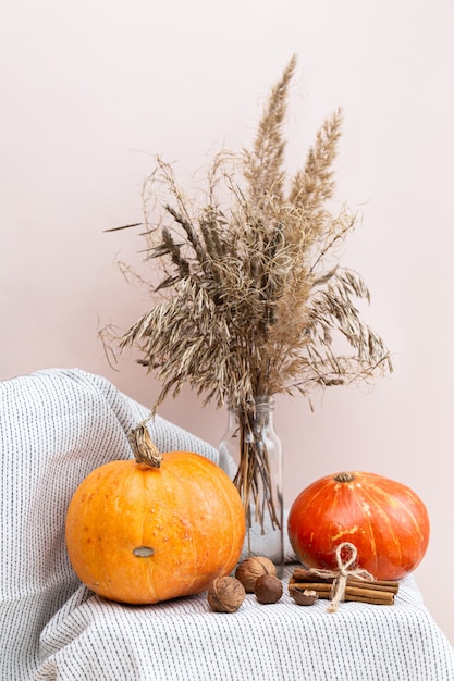 Calabazas y un ramo de flores secas.