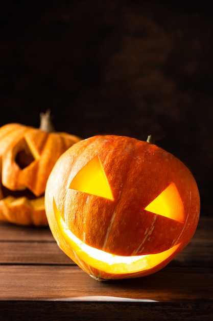 Calabazas de rayos de Halloween para fiesta en una mesa de madera