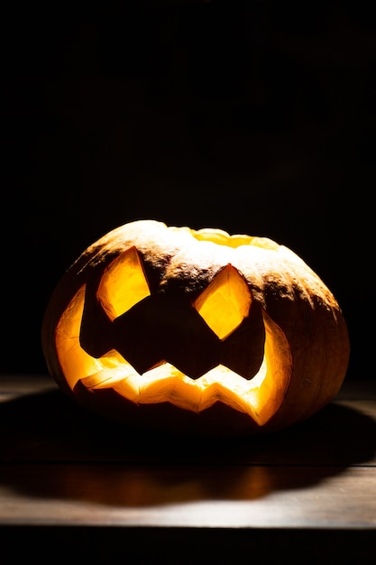 Calabazas de rayos de Halloween para fiesta en una mesa de madera