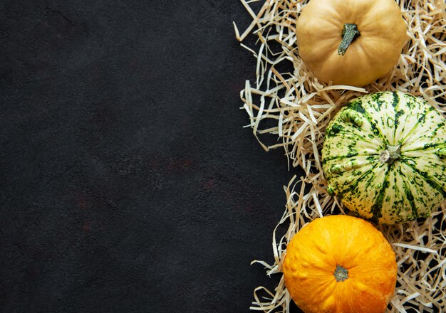 Calabazas sobre un fondo negro