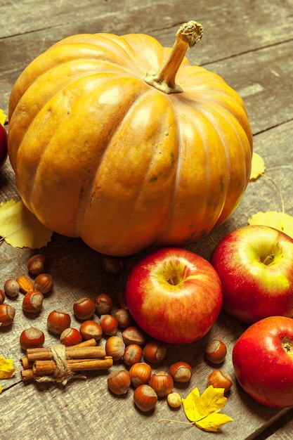 Calabazas en tablero de madera