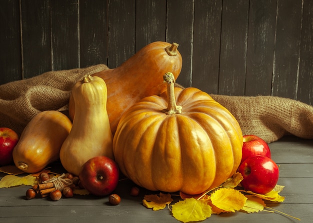 Calabazas en tablero de madera