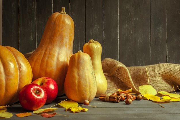 Calabazas en tablero de madera