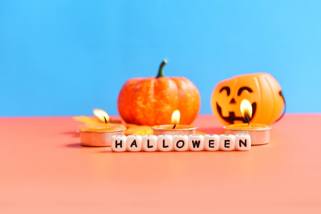 Calabazas, velas y cartas de Halloween