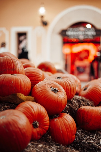 Calabazas a la venta en un mercado al aire libre en otoño