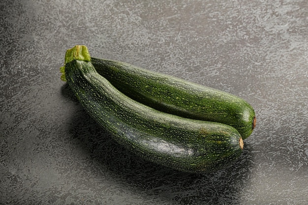 Calabazas verdes pequeñas y crudas