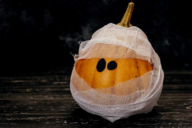 Calabazas zombies en vendas sobre un fondo oscuro El concepto de Halloween