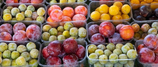 Calado de ciruelas en el mercado de Sanarysurmer