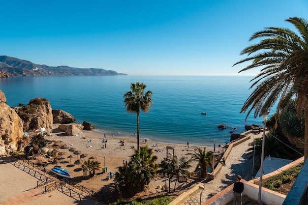 Calahonda Strand in der Stadt Nerja, Andalusien. Spanien. Costa del Sol im Mittelmeer.