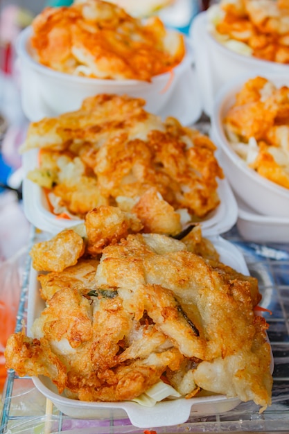 Foto calamar frito en la comida de la calle del mercado.