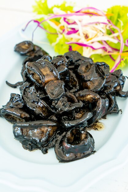 calamar frito con salsa de tinta de calamar